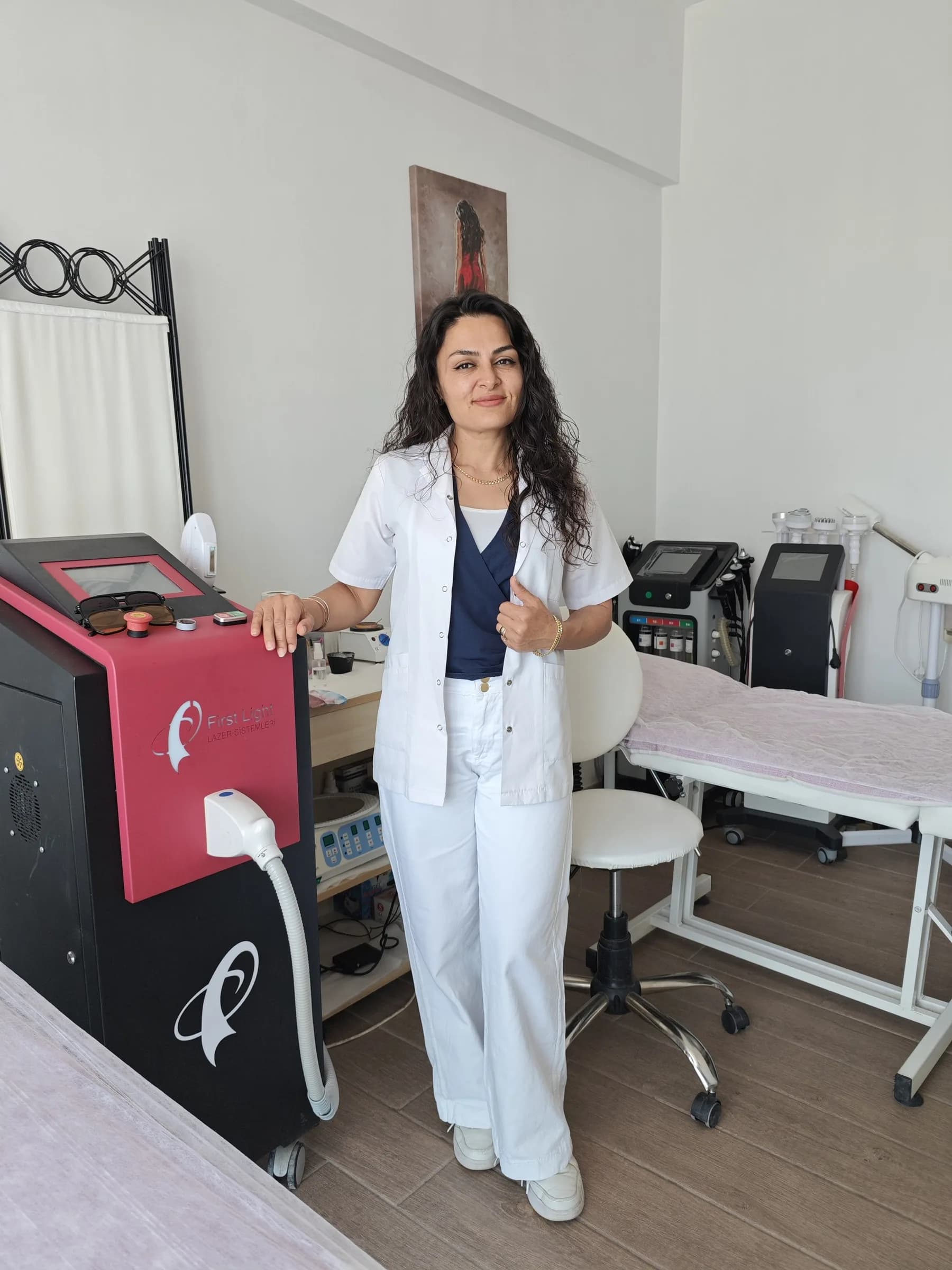 Şerife Çaylı, First Light lazer epilasyon cihazının yanında